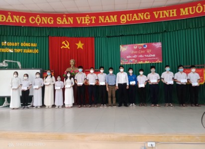Thầy Kiều Mạnh Hà và Thầy Nguyễn Ngọc Mỹ trao quà tết cho HS