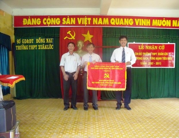 Chi bộ trường THPT Xuân Lộc đạt trong sạch, vững mạnh...