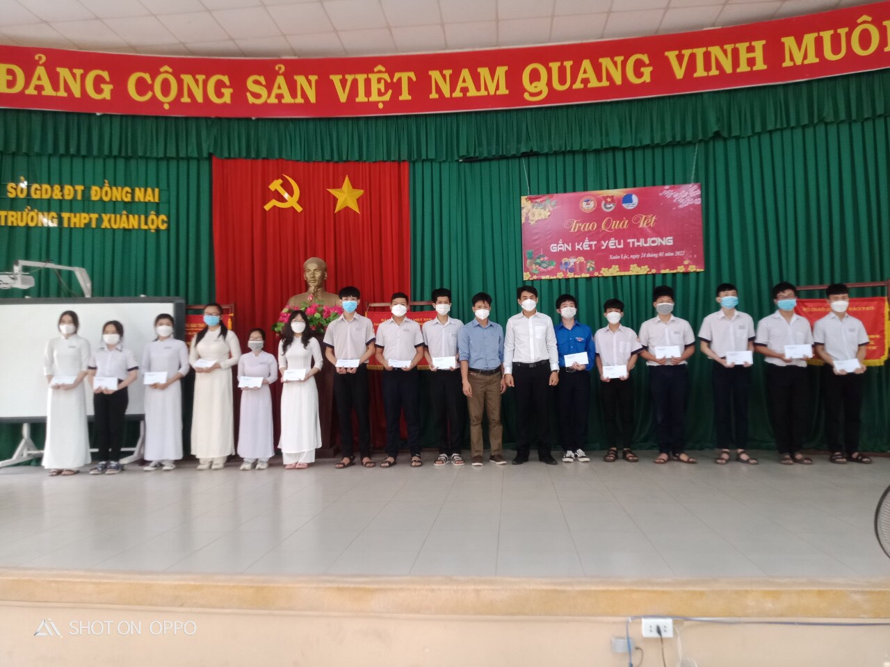 Thầy Kiều Mạnh Hà và Thầy Nguyễn Ngọc Mỹ trao quà tết cho HS
