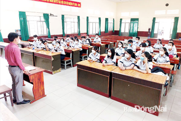 Hiệu trưởng Trường THPT Xuân Lộc Kiều Mạnh Hà động viên tinh thần đội tuyển học sinh giỏi tỉnh của trường.